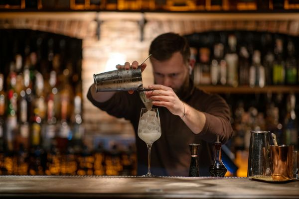 Top 10 bars incontournables à Hyères pour boire un verre en ville